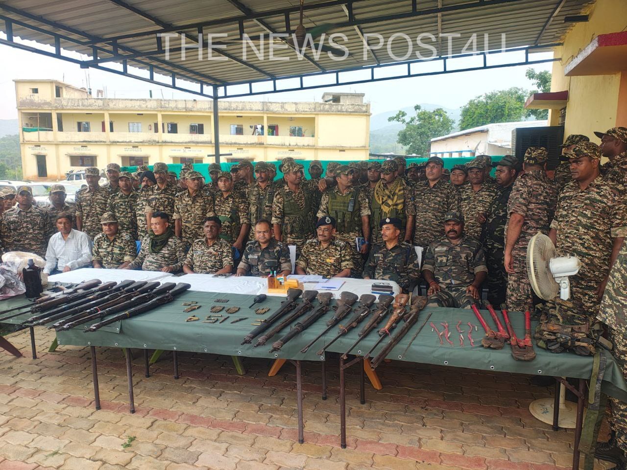 गिरिडीह :नक्सली बंकर से रायफल, SLR समेत भारी मात्रा में विस्फोटक बरामद