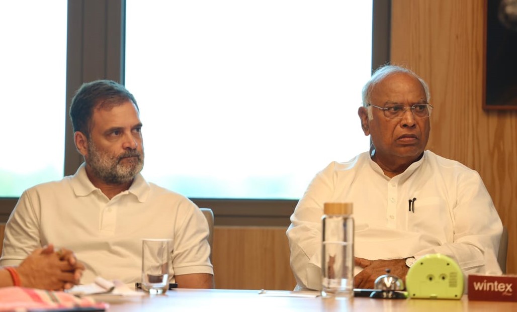 झारखंड कांग्रेस को राहुल गांधी की सख्त हिदायत, जनहित पर मुखर रहें