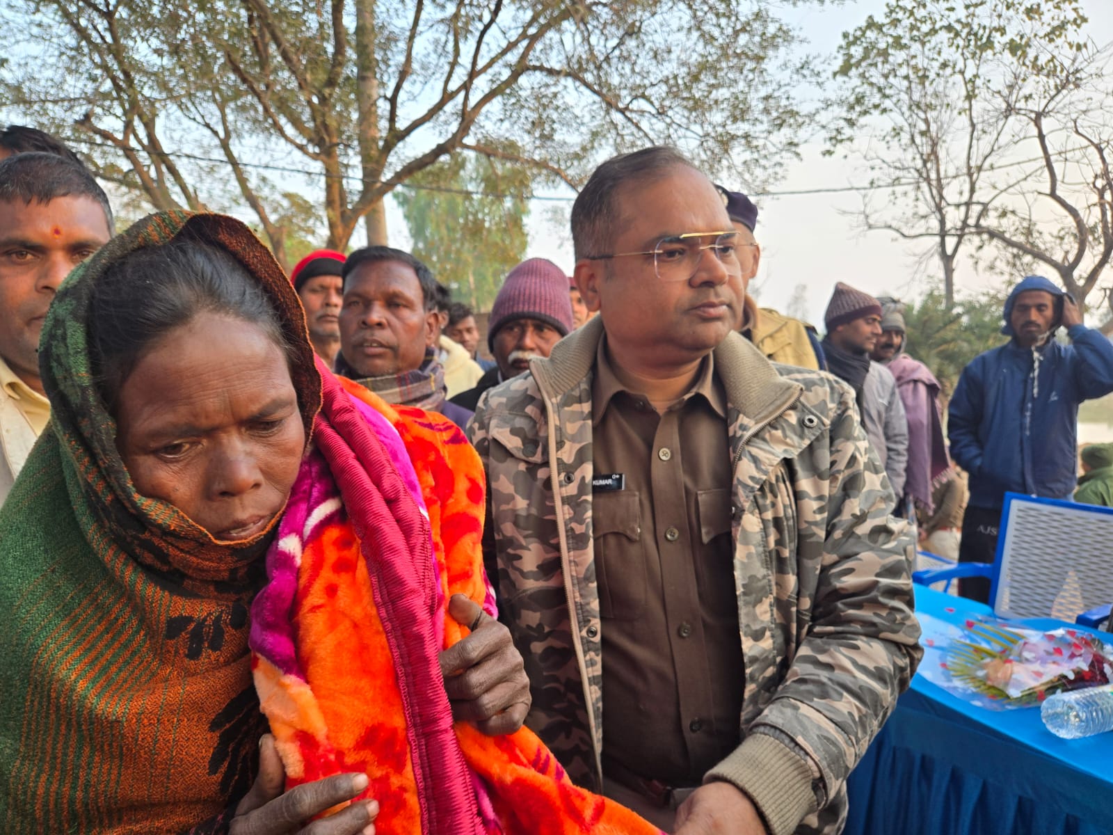 गिरिडीह पुलिस की मानवीय पहल, बिरहोर समुदाय को मिली ठंड से राहत