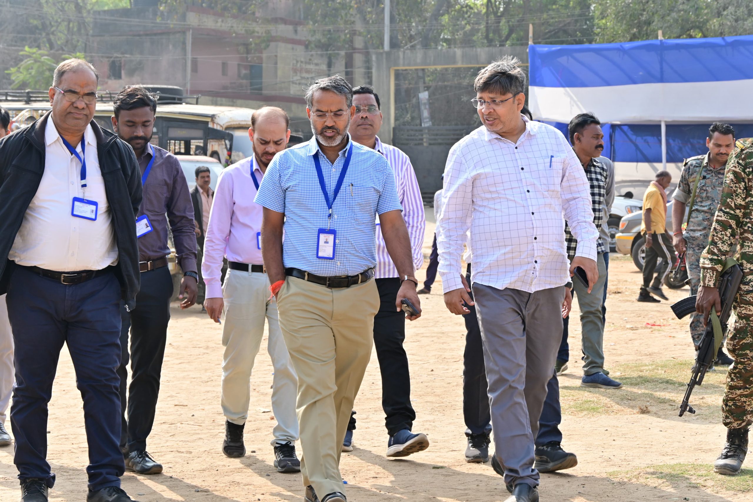 लोकतंत्र का महापर्व: कड़ी सुरक्षा और पुख्ता इंतज़ाम के बीच मतदान कर्मी हुए रवाना