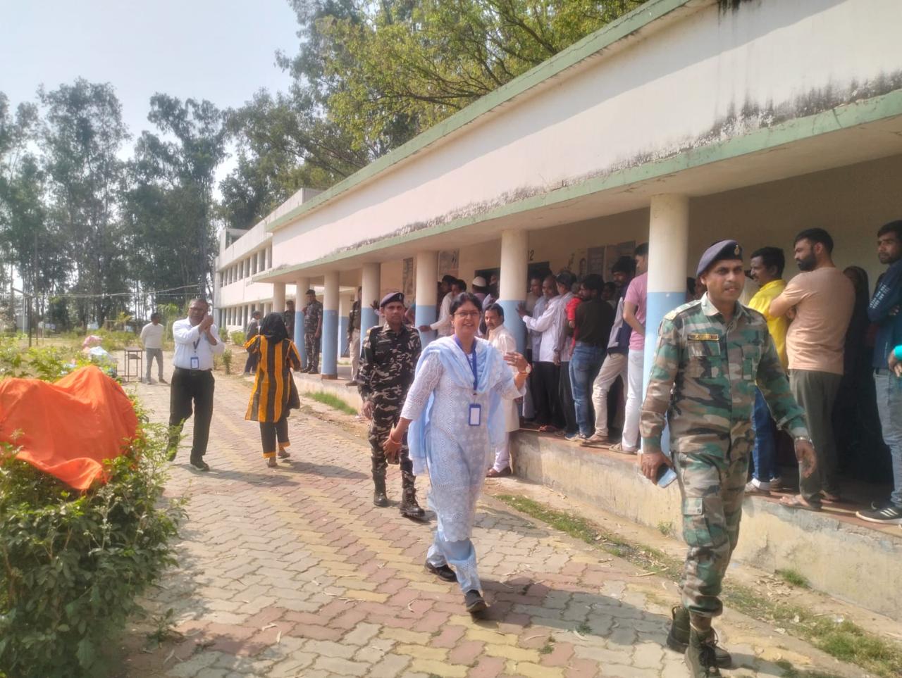 लोकतंत्र का सबसे बड़ा उत्सव अपने पूरे शबाब पर