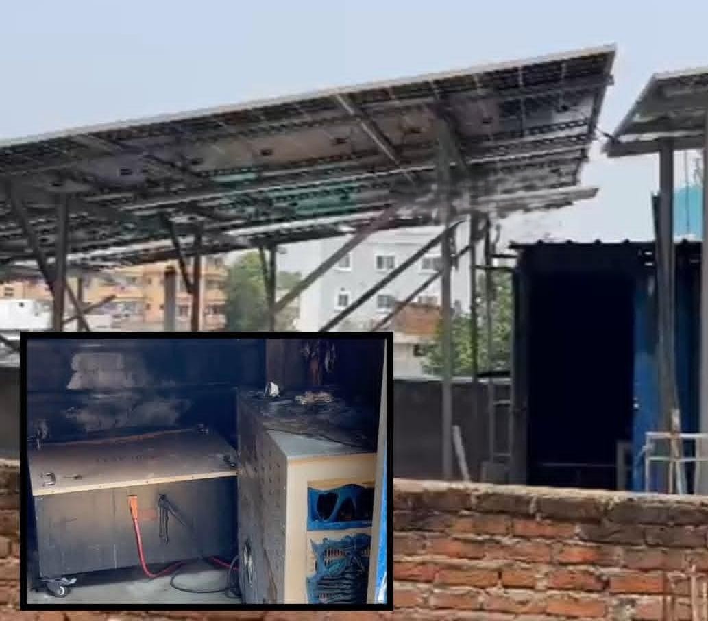 गिरिडीह में सोलर सिस्टम की लीथियम बैट्री में धमाका, तीन मंजिला मकान की छत पर लगी आग